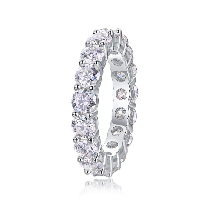 Eternity band of luminous round Moissanite