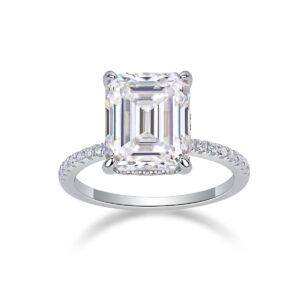 A radiant 5-carat emerald-cut Moissanit