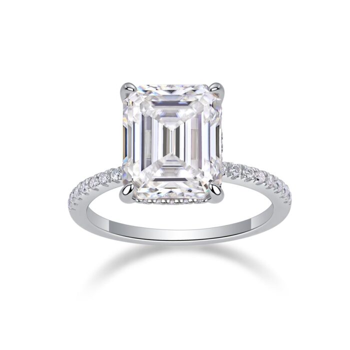 A radiant 5-carat emerald-cut Moissanit A radiant 5-carat emerald-cut Moissanit