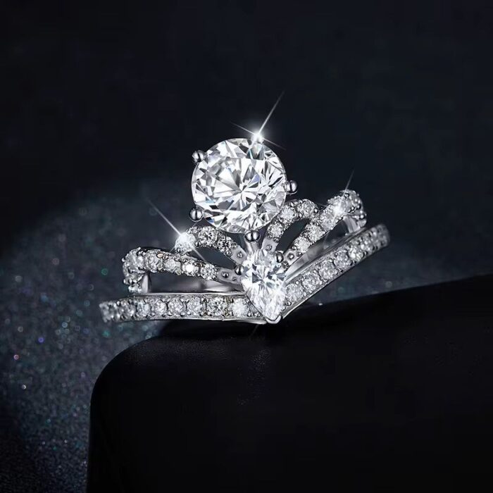a graceful crown design ring